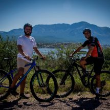 Dos jóvenes recorren el Valle de Punilla en bicicleta para crear conciencia ambiental