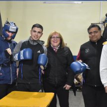 El Club Sarmiento entregó elementos deportivos a sus alumnos de boxeo