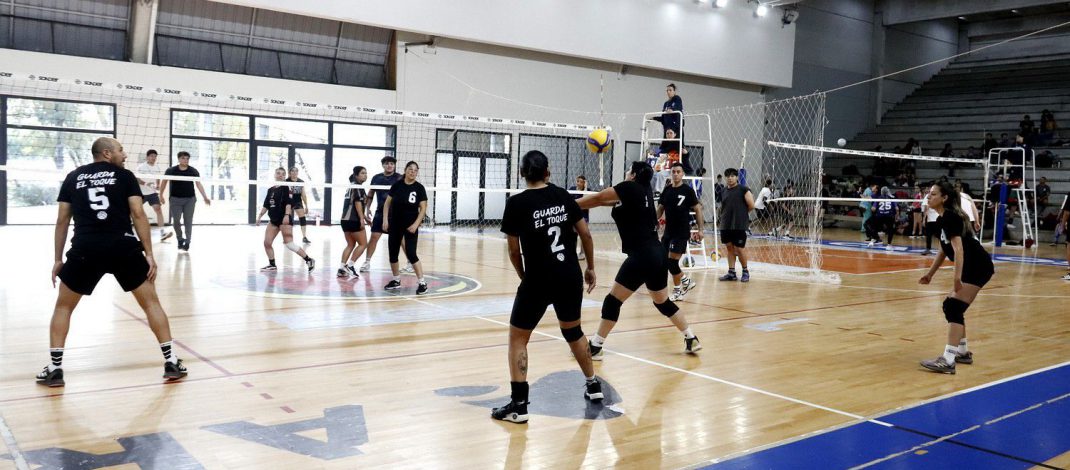 Más de 100 deportistas participaron del Encuentro Recreativo de Vóley