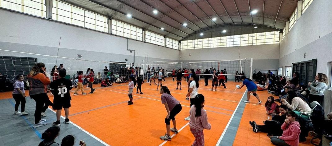 Familia Activa: encuentro de Mini Vóley en el Polideportivo Distrito Oeste con alta participación