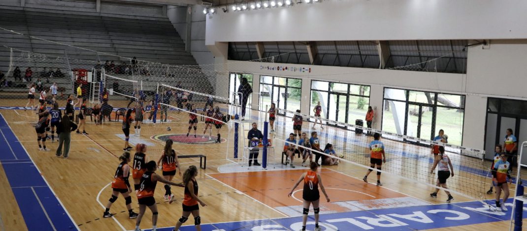Octubre Rosa: más de 100 mujeres carlospacenses participaron de la Copa de Vóley en el Estadio Arena
