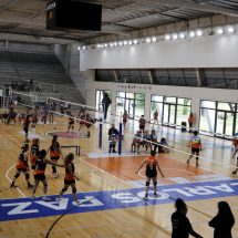 Octubre Rosa: más de 100 mujeres carlospacenses participaron de la Copa de Vóley en el Estadio Arena